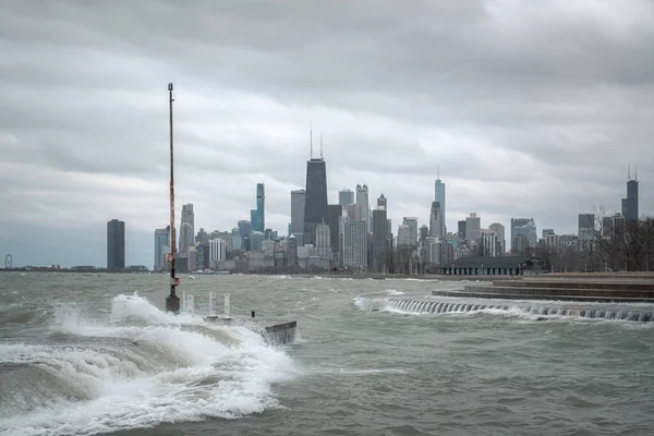 Чикаго Штат Иллинойс Марта 2020 Года Большие Волны Врезаются Бетонный — стоковое фото