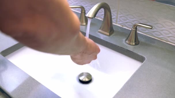 Close Modelo Caucasiano Masculino Ligando Torneira Esfregando Lavando Mãos Sob — Vídeo de Stock