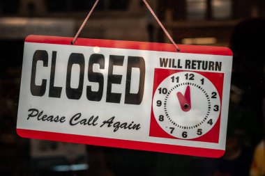 Chicago, IL - 15 Nisan 2020: Tipik bir kapalı tabela saat göstergesine dönecek ve COVID-19 salgınının ortasında belirsiz bir geri dönüş olmasına rağmen Andersonville 'deki bir işletmeyi tekrar arayın..