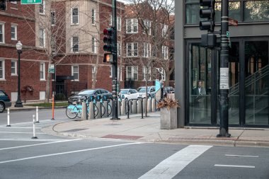 Chicago, IL - 15 Nisan 2020: Belediye Başkanı Lori Lightfoot 'un karton kesiti Hutch American Kitchen + Bar' ın köşesinde oturur ve Clark Street 'teki insanları ev siparişi sırasında izler..
