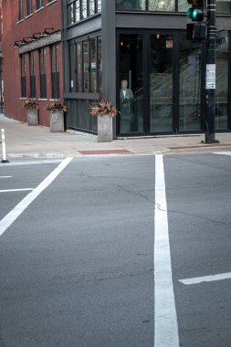 Chicago, IL - 15 Nisan 2020: Belediye Başkanı Lori Lightfoot 'un karton kesiti Hutch American Kitchen + Bar' ın köşesinde oturur ve Clark Street 'teki insanları ev siparişi sırasında izler..