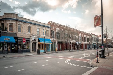 Chicago, IL - 15 Nisan 2020: Clark Caddesi COVID-19 salgını sırasında Andersonville 'de tamamen boş ve sessiz duruyor..