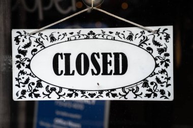 Chicago, IL - 15 Nisan 2020: COVID-19 salgını sırasında Andersonville 'deki küçük bir işletmenin vitrinine dekoratif siyah-beyaz tabelası asıldı ve ev siparişleri verildi..