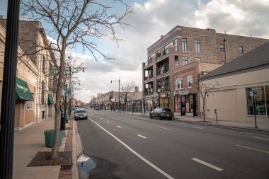 Chicago, IL - 15 Nisan 2020: Clark Caddesi COVID-19 salgını sırasında Andersonville mahallesinde büyük oranda boş ve sessiz kalıyor..
