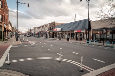 Chicago, IL - 15 Nisan 2020: Clark Caddesi COVID-19 salgını sırasında Andersonville mahallesinde büyük oranda boş ve sessiz kalıyor..