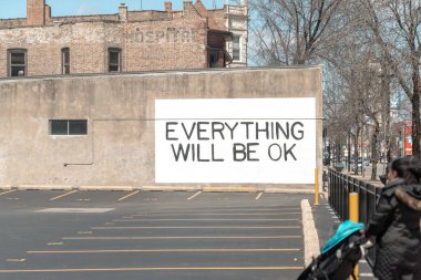 Chicago, IL - 18 Nisan 2020: Lytle Evi Sanat Girişimi, COVID-19 salgınının ortasında umut aşılamak için sanatçı Jason Kofke ile birlikte Edgewater mahallesinde büyük bir duvar resmi oluşturdu..