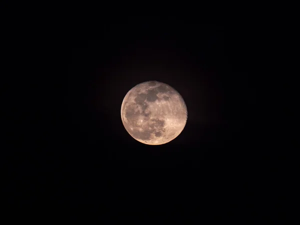 在漆黑的夜空背景下 一个以框架为中心的满月的详细特写 — 图库照片
