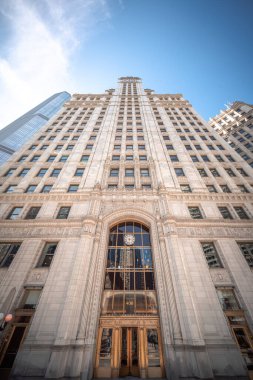 Chicago, IL - 10 Mart 2020 'de, pırıl pırıl beyaz terra-cotta kaplı Wrigley Binası, nehrin kesiştiği yerde inşa edilen muhteşem mil üzerindeki ilk önemli binalardan biriydi..