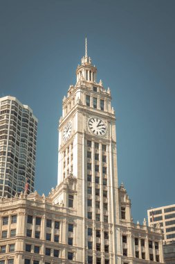 Chicago, IL - 10 Mart 2020 'de, pırıl pırıl beyaz terra-cotta kaplı Wrigley Binası, nehrin kesiştiği yerde inşa edilen muhteşem mil üzerindeki ilk önemli binalardan biriydi..