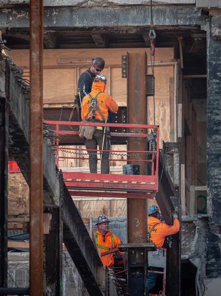 Chicago March 10Th 2020 Iron Workers Set Steel Beam Lowered — Stock Photo, Image