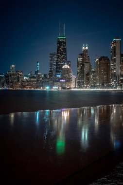 Chicago, IL - 8 Mart 2020: Yıldızlar eski Hancock Kulesi ve Drake Oteli 'nin üzerinde belirdi..