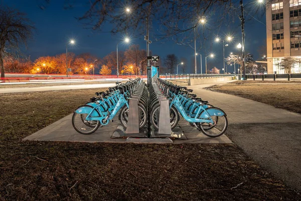 Chicago Marzo 2020 Bastidor Sienta Tranquilo Lleno Bicicletas Divvy Azules — Foto de Stock