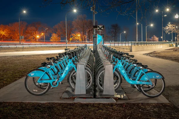 Chicago Março 2020 Rack Fica Quieto Cheio Bicicletas Divvy Azuis — Fotografia de Stock