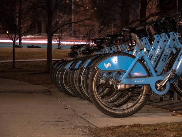 Chicago Marzo 2020 Bastidor Sienta Tranquilo Lleno Bicicletas Divvy Azules — Foto de Stock