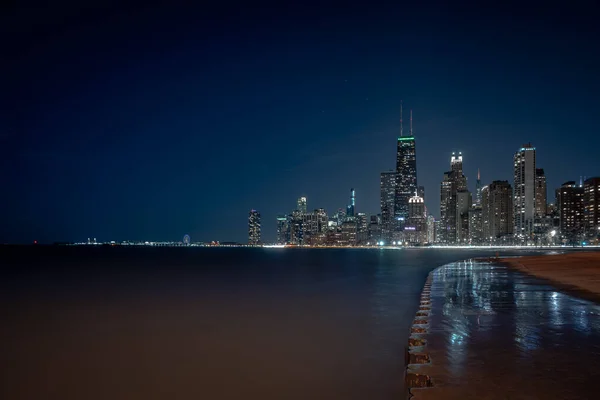 City Chicago Skyline Nattfoto Med Ljus Reflekterande Stående Vatten Spolas — Stockfoto