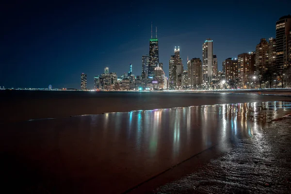 City Chicago Skyline Nattfoto Med Ljus Reflekterande Stående Vatten Spolas — Stockfoto