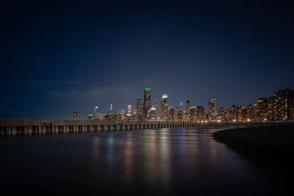 Ufukta Chicago Silueti Karanlık Gökyüzündeki Yıldızların Olduğu Kıvrımlı Çelik Levha — Stok fotoğraf