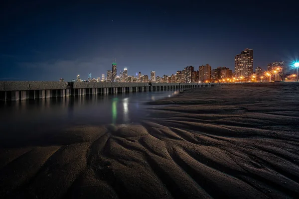 정도로 흥미롭고 아름다운 시카고 경관은 어둠에 침식때문에 해변의 모래에 조각된 — 스톡 사진