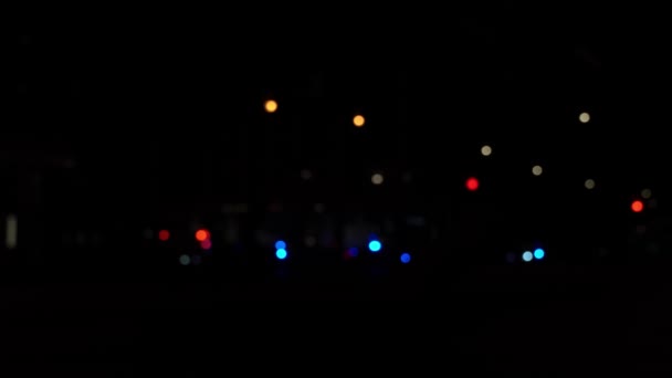 芝加哥市中心密执安大街的城市景观背景图像 街道拐角处有红色 蓝色的警察和救护车灯 以应对背景模糊的紧急情况 — 图库视频影像