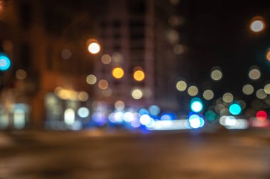 Chicago şehir merkezindeki Michigan Bulvarı 'nın odak dışı görüntüsü. Kırmızı, mavi polis ve ambulans ışıkları bir sokak köşesinde. Arka planda bulanık bir acil duruma müdahale ediyorlar..