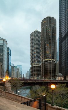 Chicago, IL - 22 Nisan 2020: İkonik Marina City Kuleleri inşa edildiklerinden beri şehrin önemli bir bölümünü oluşturdukları Chicago Nehri boyunca dimdik ayakta durmaktadırlar..