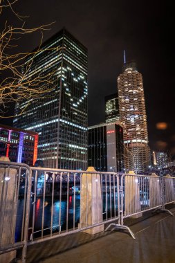 Chicago, IL - 22 Nisan 2020: COVID-19 salgını sırasında gece yarısı 321 North Clark Sokağı 'nın ön cephesini süsleyen ve ev emirleri veren ilk müdahale ekibinin onuruna bir kalp.