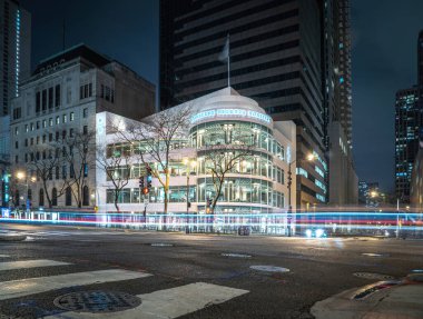 Chicago, IL - 22 Nisan 2020: Merkezdeki Starbucks Reserve Roastery, COVID-19 salgını sırasında kapalı ve sessiz bir şekilde oturmakta ve ev siparişlerini beklemektedir..