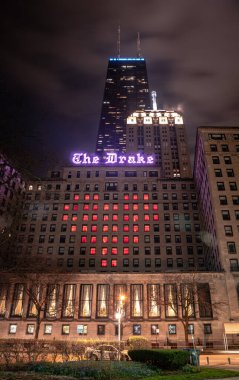 Chicago, IL - 22 Nisan 2020: Drake Oteli, COVID-19 salgını sırasında ilk müdahale ekibine ve gerekli işçilere sevgi mesajı vermek için ön cephesinde parlak kırmızı bir kalp sergiliyor..