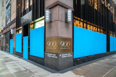 Chicago, IL - 22 Nisan 2020: 900 Kuzey Michigan Bulvarı 'ndaki Gucci mağazası COVID-19 salgını sırasında kapanıp ev siparişlerini verirken mavi kontrplak ile kaplanmış..