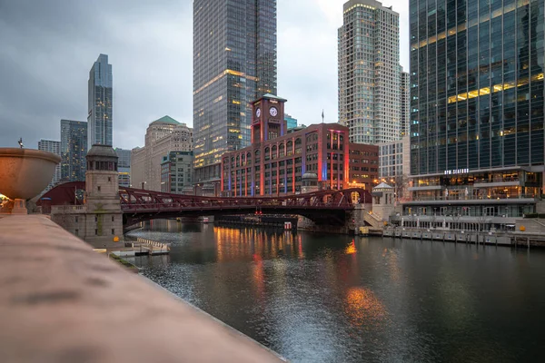 Чикаго Иллинойс Апреля 2020 Года Синие Красные Огни Освещают Фасад — стоковое фото