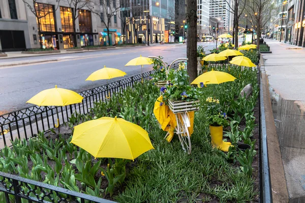 Chicago Abril 2020 Sombrillas Amarillas Con Gotitas Lluvia Bordean Los — Foto de Stock