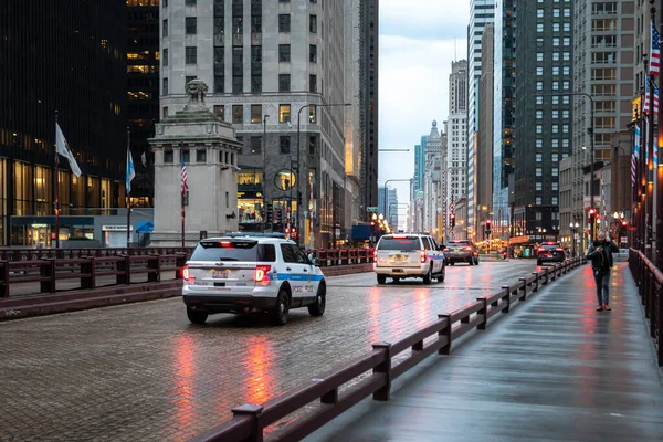 Chicago Avril 2020 Deux Vus Police Chicago Traversent Pont Dusable — Photo