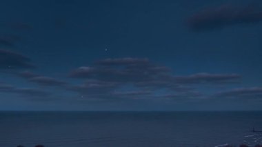 Gün batımında gün batımında hava alanına inerken Michigan Gölü 'nün üzerinde uçan uçaklar uçarken Chicago' daki Lake Shore Drive 'da yakınlaşan trafik hızını yakınlaştırın..