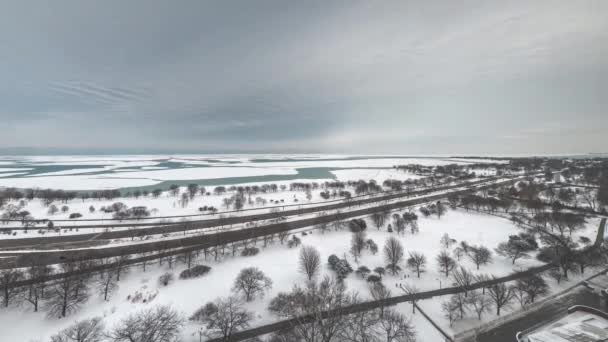 美国伊利诺斯州芝加哥2月11日电 2018年2月11日 密歇根湖蓝水上的浮冰被白雪覆盖后 冲出了海岸线 — 图库视频影像