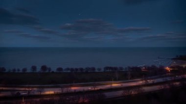 Şikago 'daki Lake Shore Drive' da gün batımında havaalanına inerken Michigan Gölü 'nün üzerinde uçan uçaklar gibi zaman geçiyor..