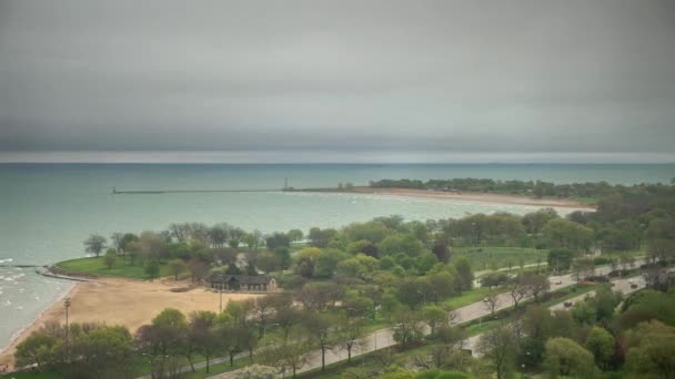 시카고 May 2018 호숫가의 호숫가의 교통로 호수의 파도로 해변의 물웅덩이에 — 비디오