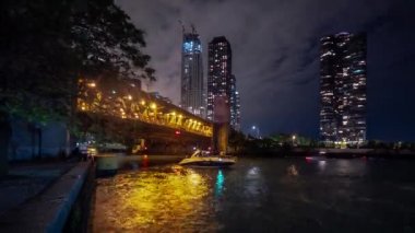 Şikago, IL - 6 Haziran 2018: Eğlence gemileri, kanolar, sürat tekneleri ve tur tekneleri, Lake Shore Drive ve Lake Point Tower yakınlarındaki nehirde gece yolculuk ediyorlar..