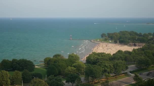 Chicago Augustus 2018 Zeilboten Drijven Langs Een Bomvol Pleegstrand Terwijl — Stockvideo