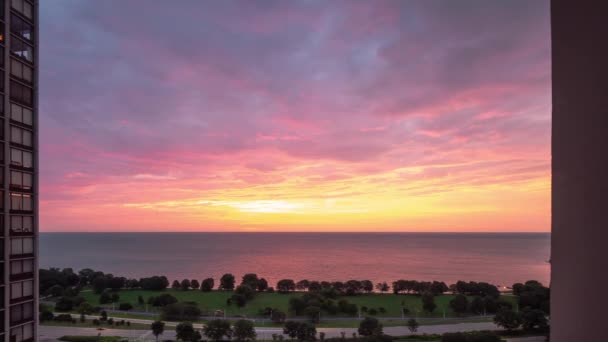 Невероятный Воздушный Временной Промежуток Желтого Розового Фиолетового Синего Восхода Солнца — стоковое видео