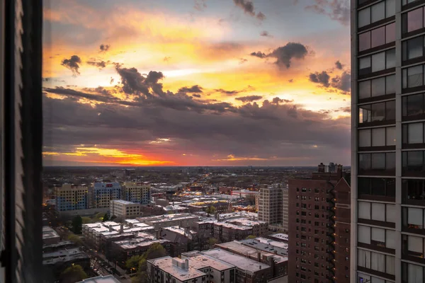 シカゴ 2020年5月1日 美しいオレンジ 黄色の日没は エッジウォーターとアンダーソンビル地区の上空を覆う金曜日の夜 — ストック写真