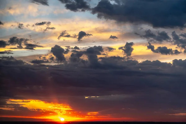 Ein Strahlend Schöner Sonnenuntergang Mit Orangen Gelben Blauen Und Lila — Stockfoto