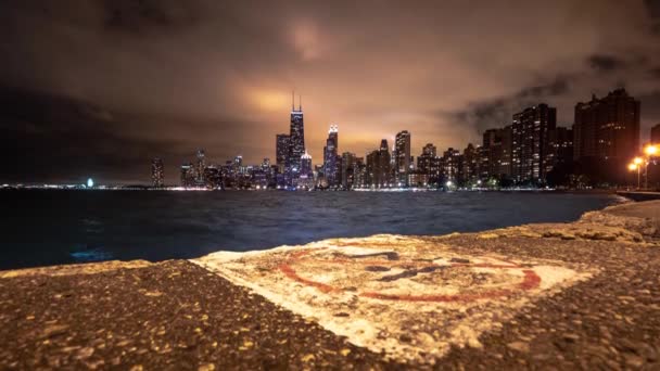 Panning Upp Natten Urban Skyline Stadsbild Timelapse Chicago Med Vita — Stockvideo