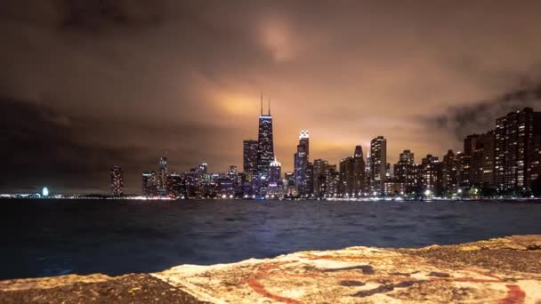 将芝加哥的城市天际线城市景观的时间放大 在前方的水泥路面上没有涂上白色的潜水标志 建筑物和城市灯光点燃了浓重的云彩 — 图库视频影像