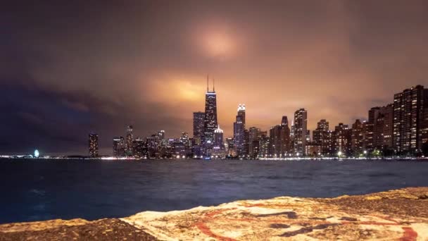 Mooie Uitzoomen Nacht Skyline Stadsgezicht Timelapse Van Chicago Met Wit — Stockvideo