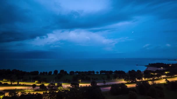 Vakker Luftværstid Lynnedslag Eller Lyn Fra Blå Stormskyer Michigansjøen Chicago – stockvideo