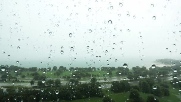 Close Van Ronde Regen Druppels Vormen Zich Een Raam Kralen — Stockvideo