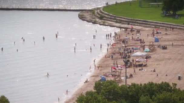 Chicago September 3Rd 2018 Crowd Beach Goers Enjoy Warm Summer — Stock Video