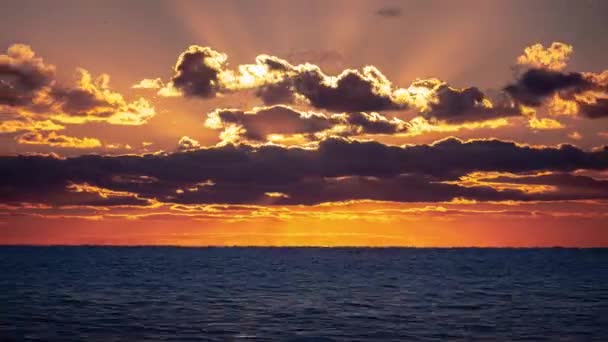 Güneş Ufukta Bulutlara Doğru Yükselirken Michigan Gölü Nün Suları Üzerinde — Stok video