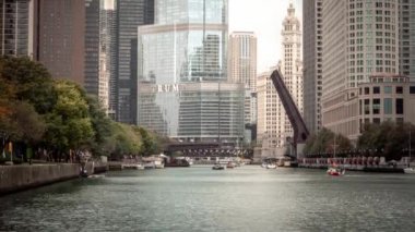 Chicago, IL - 10 Ekim 2018 Kolomb Drive, Chicago Nehri 'nden depolama amaçlı yelkenlilere hava bulutlu olduğunda yağmura dönüşmesi için köprü çeker..