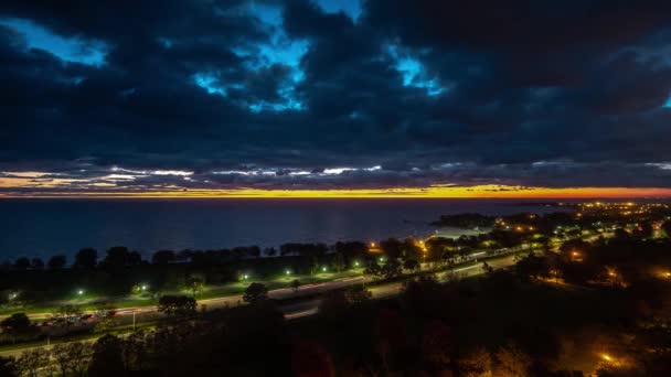 湖畔黎明时分 美丽的空中湖畔日出 夜幕降临 明亮的橙色 黄色地平线 头顶蓝云 驾驶着红绿灯小径 — 图库视频影像